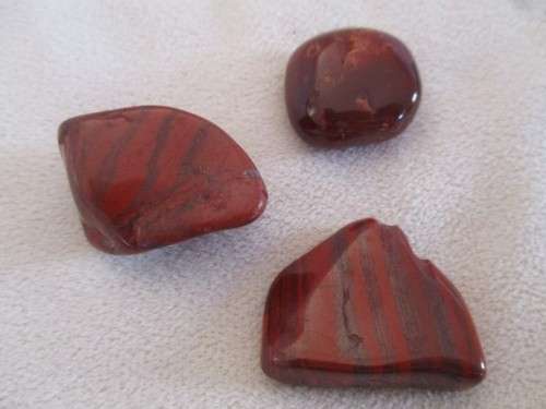 A COLLECTION OF ROUGH GEMSTONE ROCKS, CRYSTALS AND THREE LARGER SIZE TUMBLE STONES