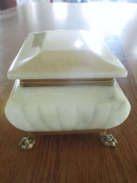 NICE SIZED FOOTED COMO ORIGINALE GENUINE ALABASTER BOX MADE IN ITALY AND IN WONDERFUL CONDITION