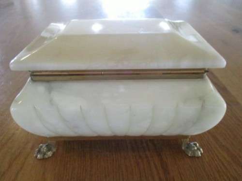 NICE SIZED FOOTED COMO ORIGINALE GENUINE ALABASTER BOX MADE IN ITALY AND IN WONDERFUL CONDITION