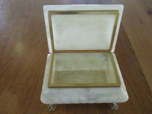 NICE SIZED FOOTED COMO ORIGINALE GENUINE ALABASTER BOX MADE IN ITALY AND IN WONDERFUL CONDITION