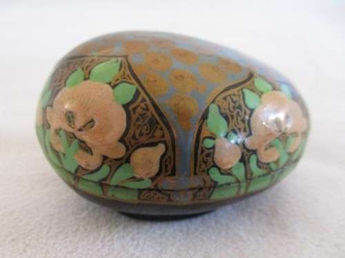 A PRETTY  LACQUERED TRINKET BOX - HAND MADE IN KASHMIR INDIA