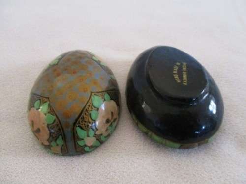A PRETTY  LACQUERED TRINKET BOX - HAND MADE IN KASHMIR INDIA