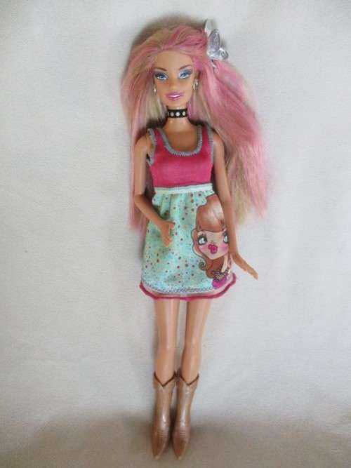 LOVELY BUT NOT PERFECT MATTEL BARBIE DOLL WITH PINK HIGHLIGHTS AND ORIGINAL EARRINGS
