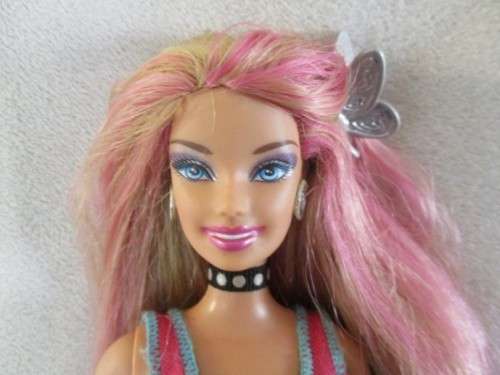 LOVELY BUT NOT PERFECT MATTEL BARBIE DOLL WITH PINK HIGHLIGHTS AND ORIGINAL EARRINGS