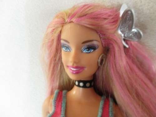 LOVELY BUT NOT PERFECT MATTEL BARBIE DOLL WITH PINK HIGHLIGHTS AND ORIGINAL EARRINGS