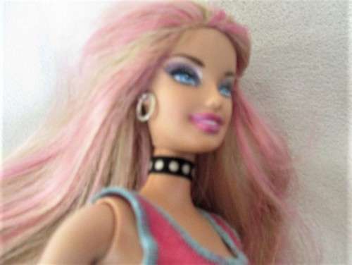 LOVELY BUT NOT PERFECT MATTEL BARBIE DOLL WITH PINK HIGHLIGHTS AND ORIGINAL EARRINGS