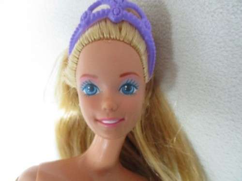 A VINTAGE MATTEL BARBIE DOLL WITH MINOR IMPERFECTIONS