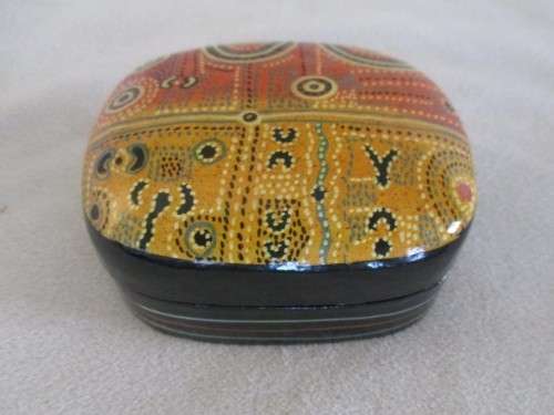 AN AUSTRALIAN "BETTER WORLD ARTS" LACQUERED TRINKET BOX - HAND MADE AND DESIGNED BY ALEC BAKER