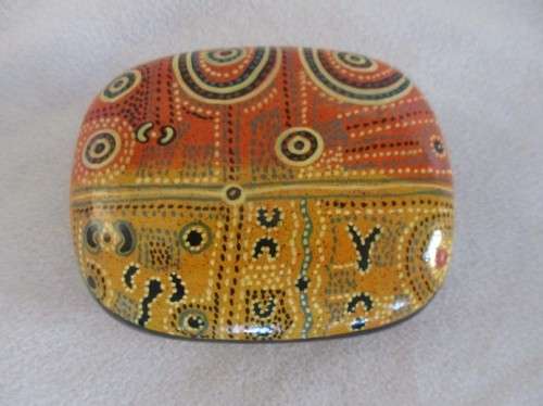 AN AUSTRALIAN "BETTER WORLD ARTS" LACQUERED TRINKET BOX - HAND MADE AND DESIGNED BY ALEC BAKER