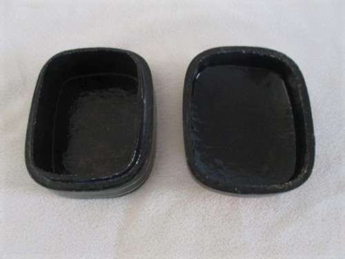 AN AUSTRALIAN "BETTER WORLD ARTS" LACQUERED TRINKET BOX - HAND MADE AND DESIGNED BY ALEC BAKER