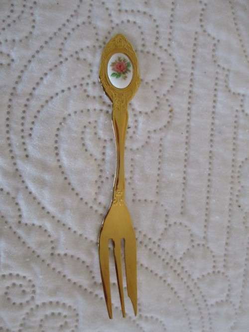 BOXED SET OF 6 TEASPOONS & 6 CAKE FORKS - EETRITE 24KT GOLD PLATED WITH PINK ROSE DECALS - AS NEW