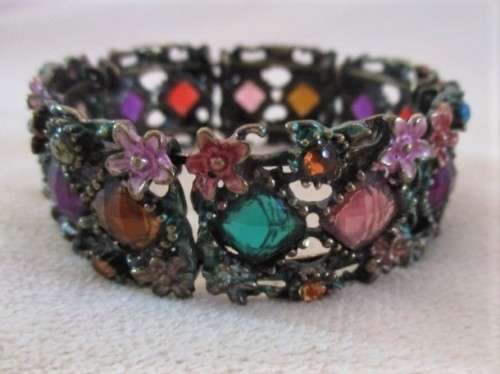 A BEAUTIFUL VINTAGE BRACELET