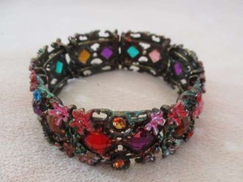 A BEAUTIFUL VINTAGE BRACELET
