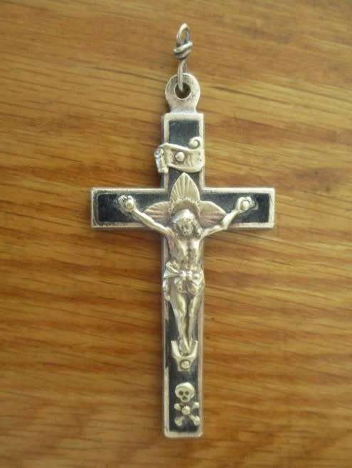 A VINTAGE BRASS CRUCIFIX WITH BEAUTIFUL DETAIL