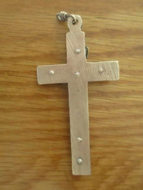 A VINTAGE BRASS CRUCIFIX WITH BEAUTIFUL DETAIL