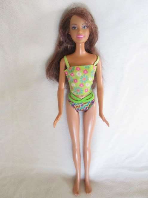 PRETTY DARK HAIRED MATTEL BARBIE DOLL WITH FLAT FEET