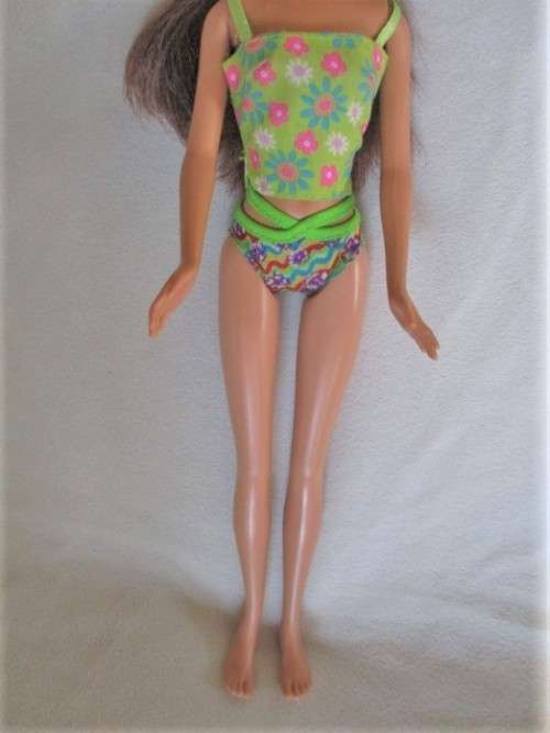 PRETTY DARK HAIRED MATTEL BARBIE DOLL WITH FLAT FEET