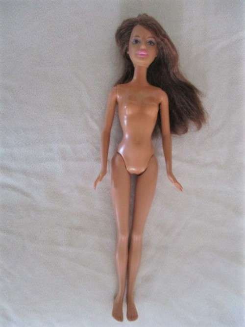 PRETTY DARK HAIRED MATTEL BARBIE DOLL WITH FLAT FEET
