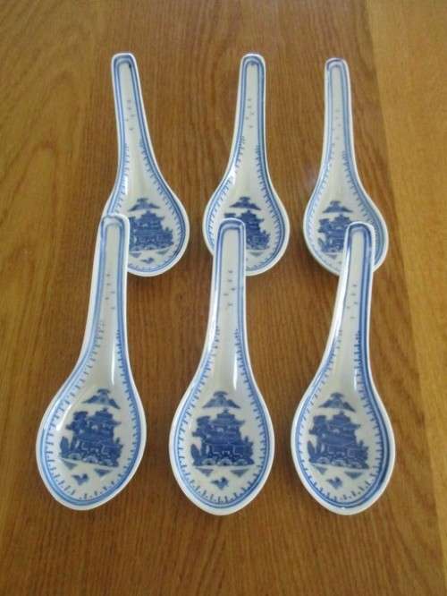 A SET OF SIX BLUE AND WHITE CHINESE SPOONS WITH ATTRACTIVE PAGODA DESIGN