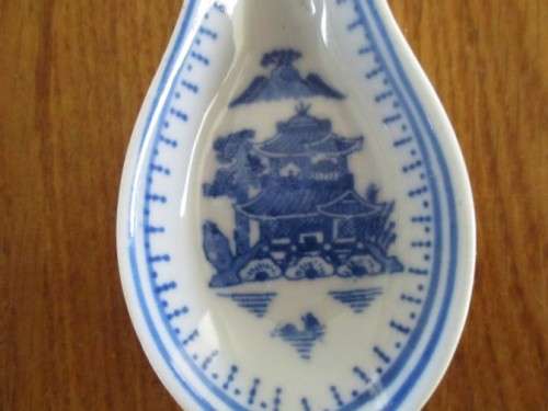 A SET OF SIX BLUE AND WHITE CHINESE SPOONS WITH ATTRACTIVE PAGODA DESIGN