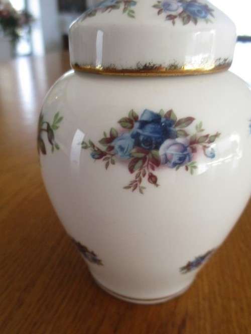 BEAUTIFUL ROYAL ALBERT MOONLIGHT ROSE LIDDED GINGER JAR