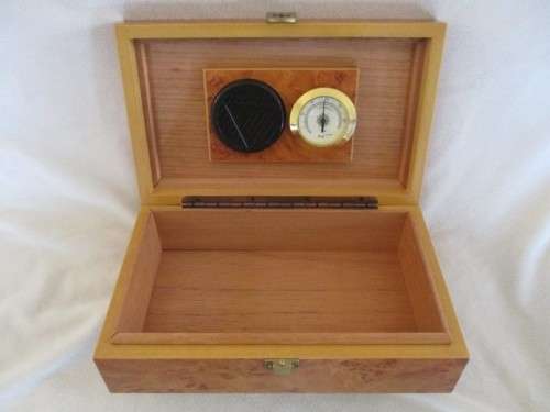 CIGAR HUMIDOR WITH HYGROMETER