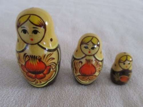 SET OF FIVE SMALL VINTAGE RUSSIAN HAND PAINTED NESTING DOLLS TO ADD TO YOUR COLLECTION