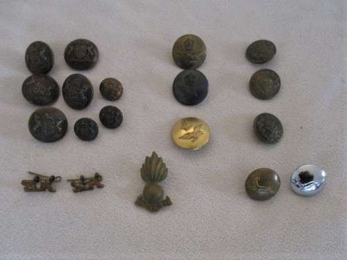 WOW!! A BATCH OF SIXTEEN VINTAGE MILITARY (S.A. AND BRITISH)  BRASS BUTTONS AND PINS