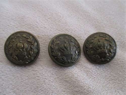 WOW!! A BATCH OF SIXTEEN VINTAGE MILITARY (S.A. AND BRITISH)  BRASS BUTTONS AND PINS