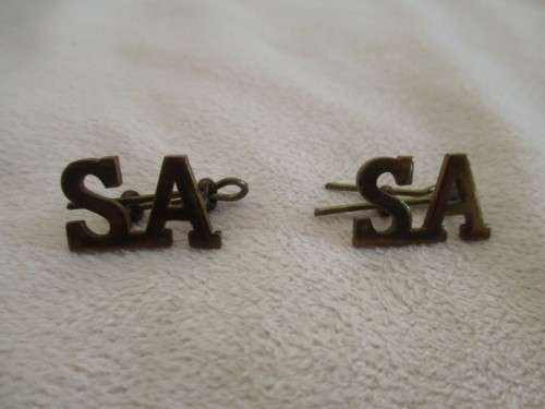 WOW!! A BATCH OF SIXTEEN VINTAGE MILITARY (S.A. AND BRITISH)  BRASS BUTTONS AND PINS