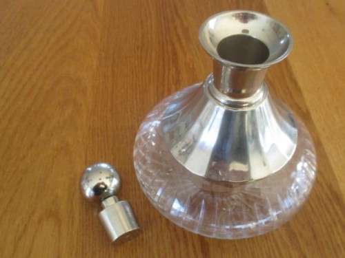 A BEAUTIFUL VINTAGE PRESSED GLASS VANITY SET FOR YOUR DRESSING TABLE (DISREGARD REFLECTIONS)