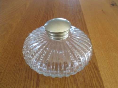 A BEAUTIFUL VINTAGE PRESSED GLASS VANITY SET FOR YOUR DRESSING TABLE (DISREGARD REFLECTIONS)