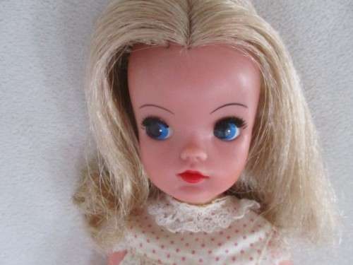 A VINTAGE 1970's SINDY DOLL IN VINTAGE/ ORIGINAL? OUTFIT -  MADE IN HONG KONG