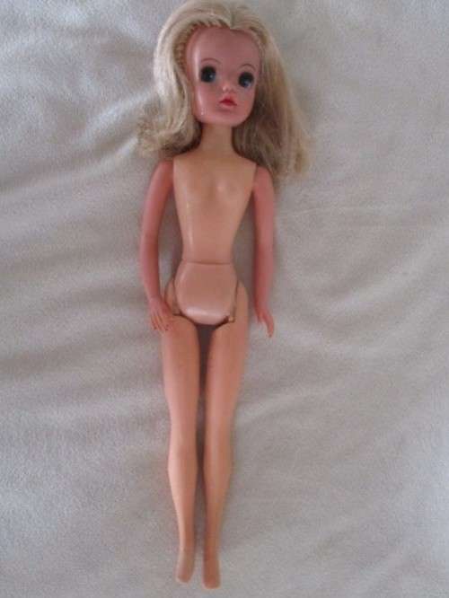 A VINTAGE 1970's SINDY DOLL IN VINTAGE/ ORIGINAL? OUTFIT -  MADE IN HONG KONG