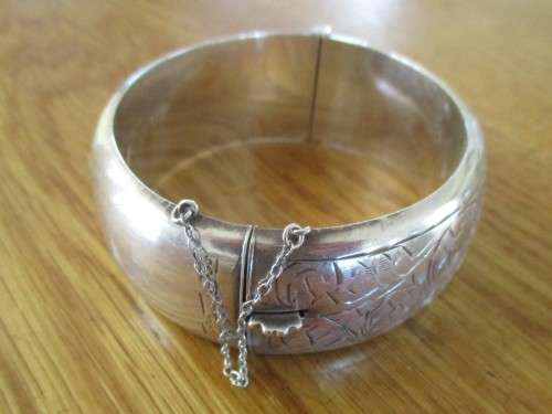 BEAUTIFULLY ENGRAVED VINTAGE STERLING SILVER BRACELET WITH JOSEPH SMITH & SONS, BIRMINGHAM MARKING