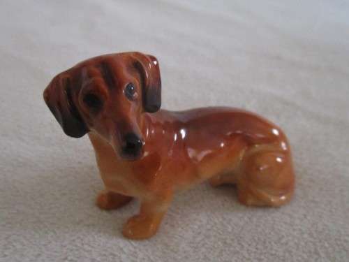 MINIATURE ROYAL DOULTON DACHSHUND - PERFECT CONDITION