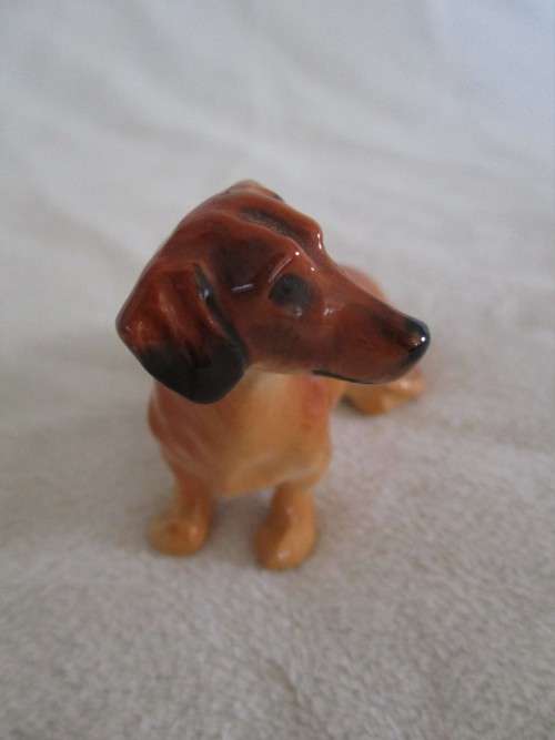 MINIATURE ROYAL DOULTON DACHSHUND - PERFECT CONDITION