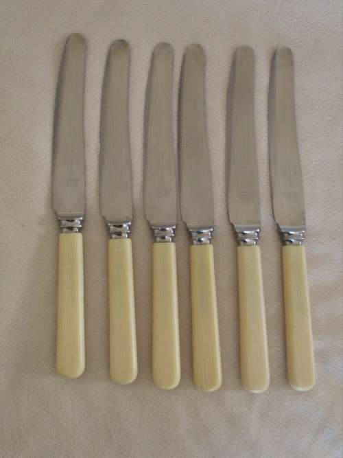 SET OF SIX VINTAGE QUALITY SANDERS & BOWERS, SHEFFIELD FAUX BONE BREAKFAST KNIVES IN GREAT CONDITION