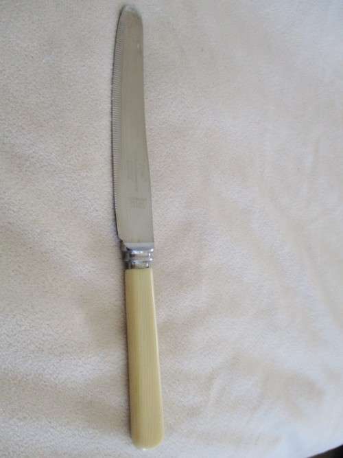 SET OF SIX VINTAGE QUALITY SANDERS & BOWERS, SHEFFIELD FAUX BONE BREAKFAST KNIVES IN GREAT CONDITION