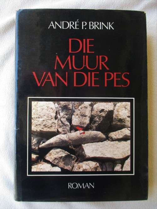 HARDEBAND BOEK MET STOFJAS - DIE MUUR VAN DIE PES DEUR ANDRE P. BRINK