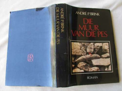 HARDEBAND BOEK MET STOFJAS - DIE MUUR VAN DIE PES DEUR ANDRE P. BRINK