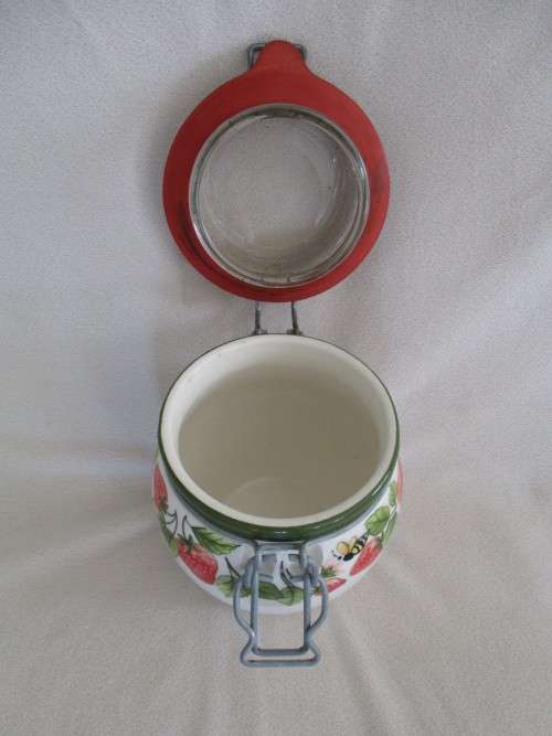 SUCH A PRETTY PRESERVES JAR WITH STRAWBERRY AND BEE DESIGN