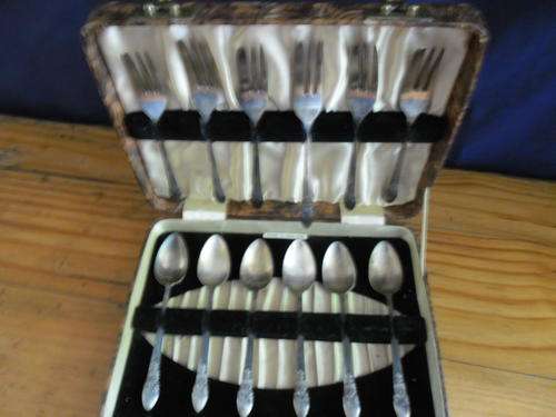 LOVELY SILVER PLATED CAKE FORKS AND TEASPOON SET IN STUNNING CANNISTER