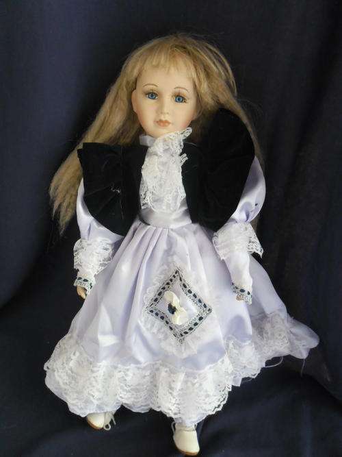 ELEGANT VINTAGE PORCELAIN DOLL - 46CM TALL!!