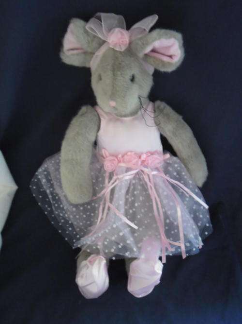 ONE VERY BEAUTIFUL MOUSE!!! 41CM TALL