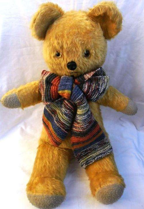 LARGE VINTAGE MOHAIR BEAR WITH UNUSUAL GLASS EYES WITH WHITE CORNERS!! DEANS??? (64CM)