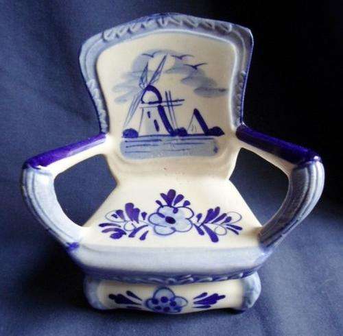 CUTE HANDPAINTED DELFT BLUE TRINKET BOX SHAPED LIKE AN ARM CHAIR!!