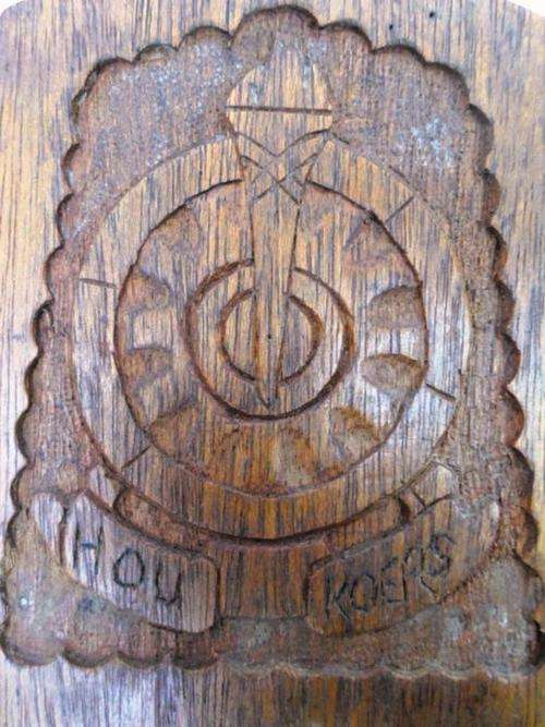 LOVELY PORTABLE/DESK TOP BOOK SHELF WITH 'HOU KOERS' ENGRAVING!!