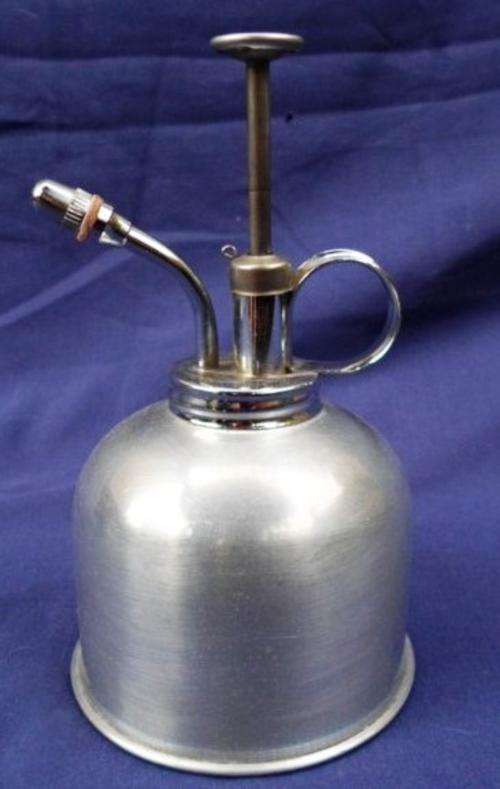 VINTAGE SMALL OIL CAN - TIN?  MADE IN HONG KONG - IDEAL FOR THAT FINE SPRAY THAT YOUR FERNS LOVE!!