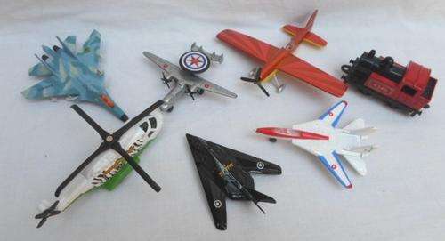 SOME COLLECTABLE DIECAST BOYS TOYS - 5 X AEROPLANES, 1 X  HELICOPTER AND 1 X LOCOMOTIVE!!